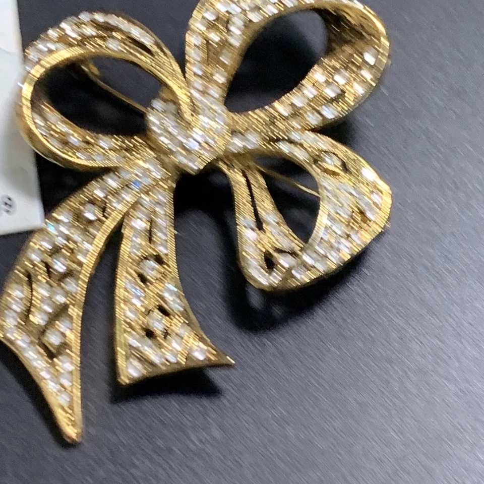 Juego de pendientes broche lazo grande filigrana 1928 Jewelry Company estrás de vidrio Foto 4 de 4