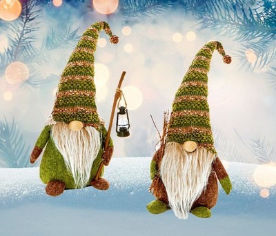 Rustikaler Wald Weihnachtsgonk 28 cm sitzender Gonk mit Zweigen & grüner Strickmütze