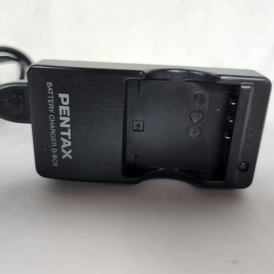 Cargador de batería OEM PENTAX D-BC8 para la batería Pentax D-Li95 Foto 2 de 4