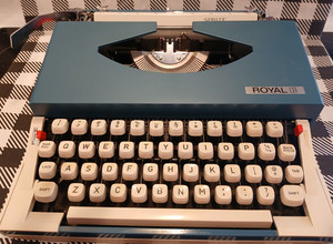 Royal Sprite Vintage Typewriter in good to excellent Working Shape w/Ribbon