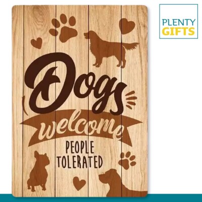 Plenty Gifts Blechschild Dogs Welcome People Tolerated Retro Holz 210x148