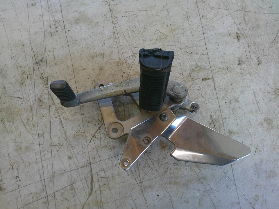 Suzuki GS500E 1989-2000 estriba delantera derecha conductor reposapiés montaje freno Foto 2 de 4