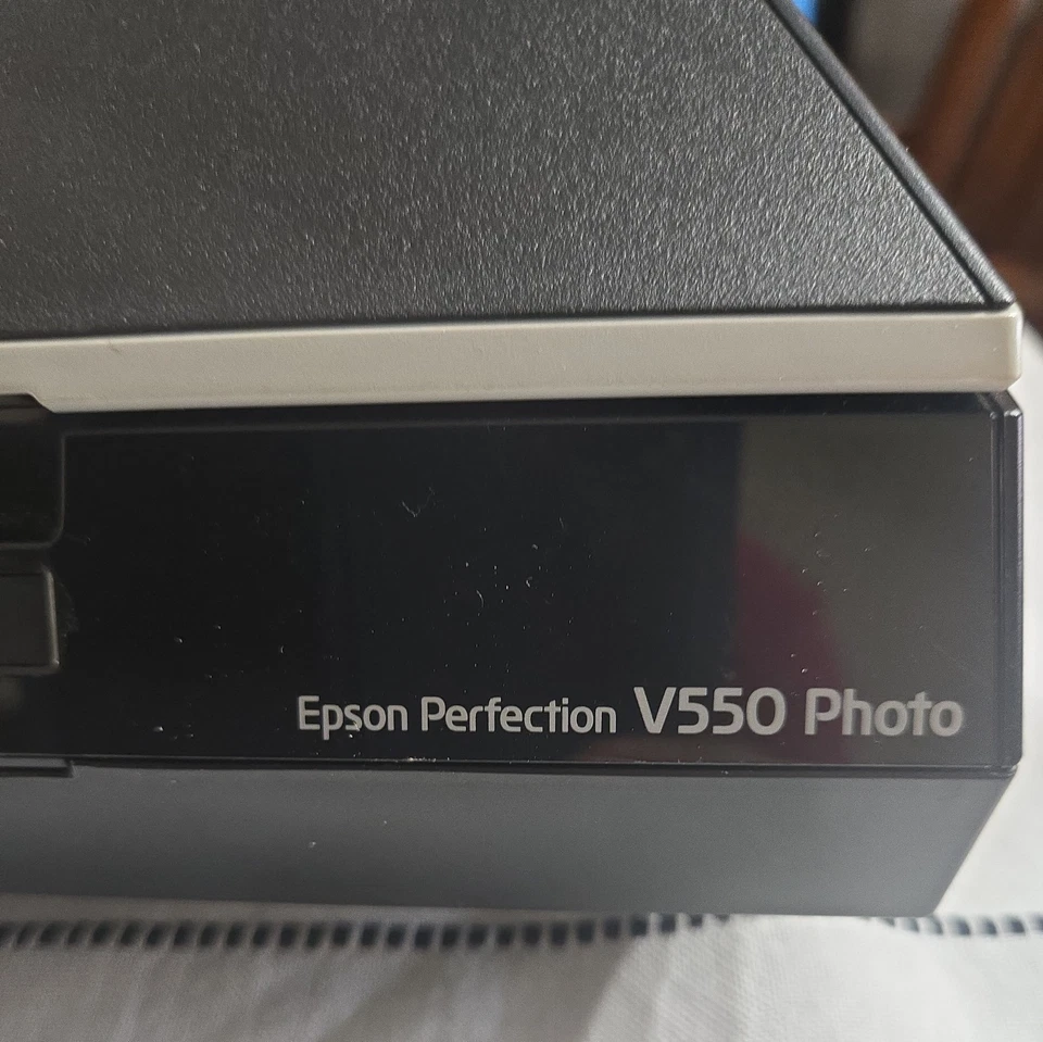 Escáner fotográfico color Epson Perfection V550 - PROBADO CON adaptador de corriente Foto 2 de 4