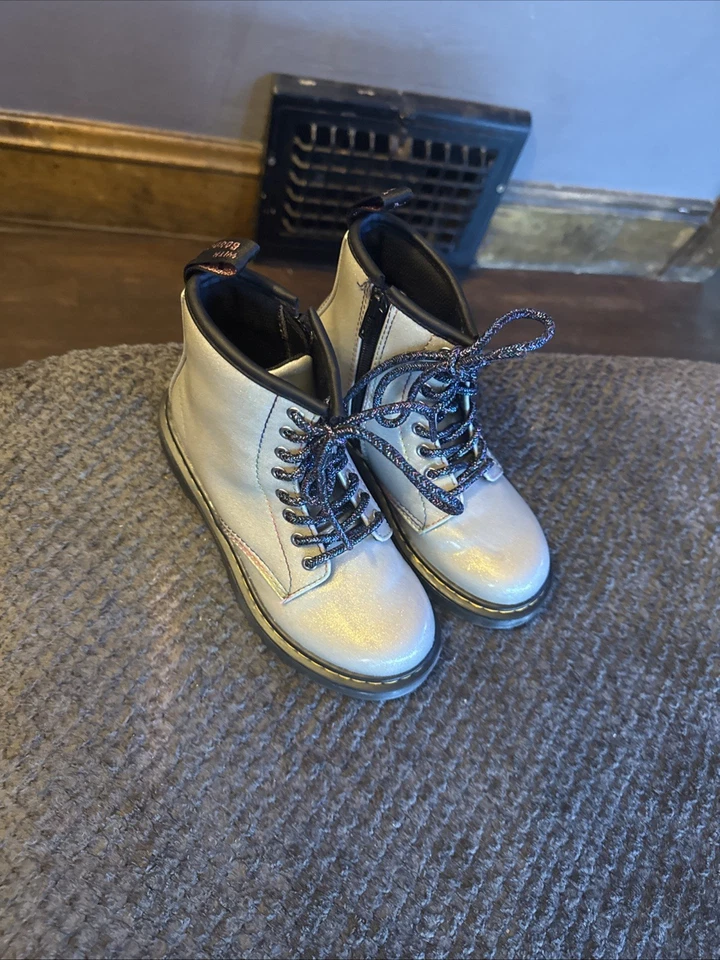 Botas Zapatos Doc MARTENS 1460 J Gris Brillante Niñas Pequeñas Talla 13 Usadas en Excelente Condición Foto 2 de 4