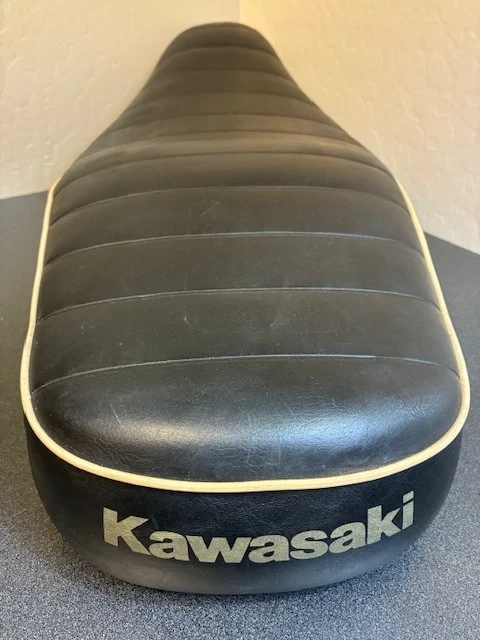 Asiento original Kawasaki W400 modelos EJ400A W650 negro con rodillo de tubería blanca Foto 3 de 4