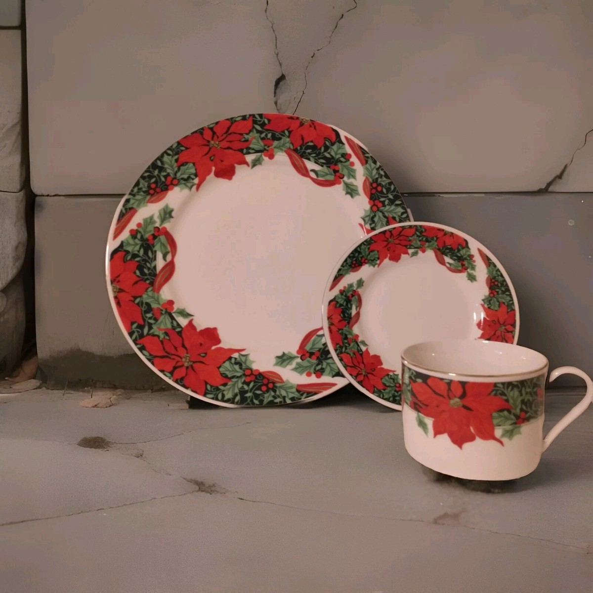 Gibson Holidays Gold Rimmed Christmas Dinnerware 12 Piece Set