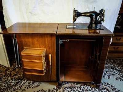 Alte antike KAYSER mechan.Nähmaschine Gusseisen mit Fußantrieb im