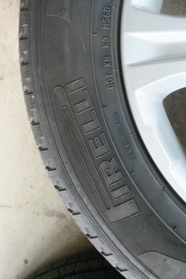 Range Rover Evoque 8x18 ET45 GJ32-1007 Pirelli Sommerreifen 235 60 DOT4015 _AK1 - Bild 3 von 4