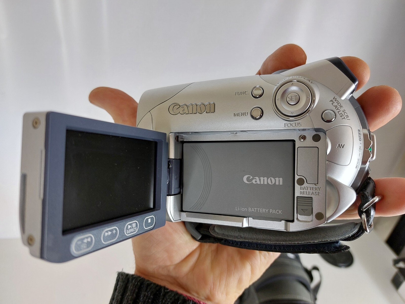 CANON PAL DC100 DVD Camcorder, requires battery & charger UNTESTED