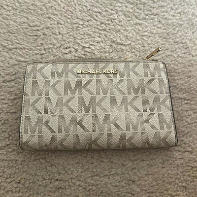 Michael Kors Logo Zip-Around Wallet Beige Organizer Card Slots ID Photo