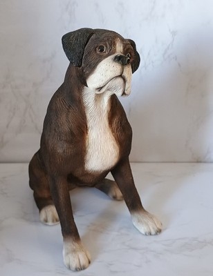 Boxerhund - sitzend ca. 18 cm (ein paar Kratzer, so gerne Fotos ansehen