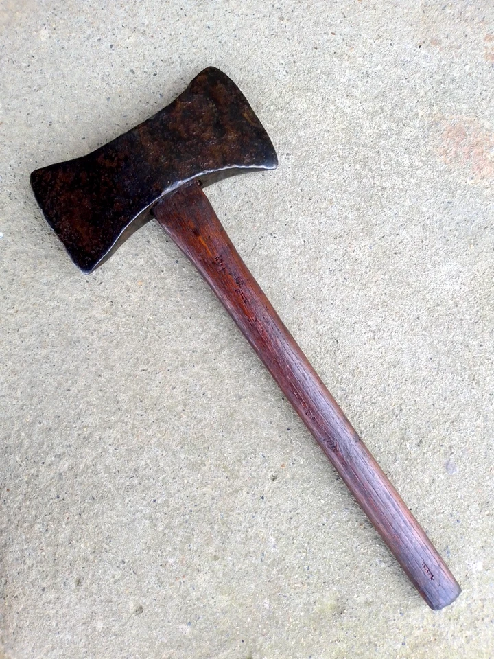 TRES ANCIEN OUTIL - MARTEAU HACHE DE TAILLEUR DE PIERRE - - Photo 2/4