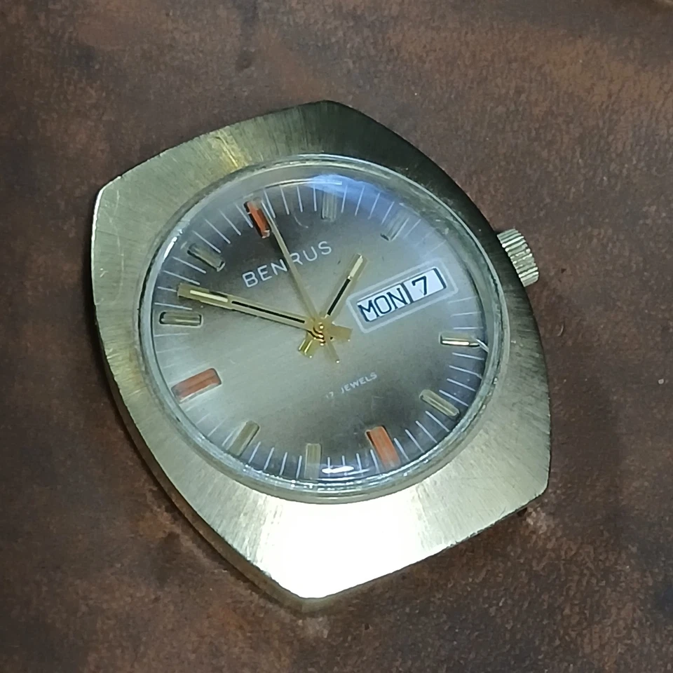 Reloj mecánico manual Benrus UT 31 días fecha años 70 vintage 35 mm para hombre Foto 4 de 4