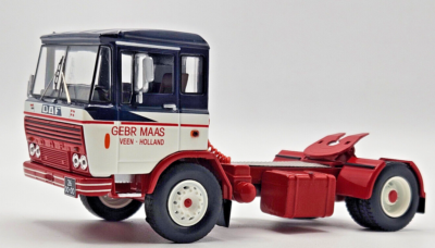 Camion 4x2 DAF 2600 de 1970 avec cabine blanche et rouge avec une échelle de 1/43 conçu par IXOMODELS sur