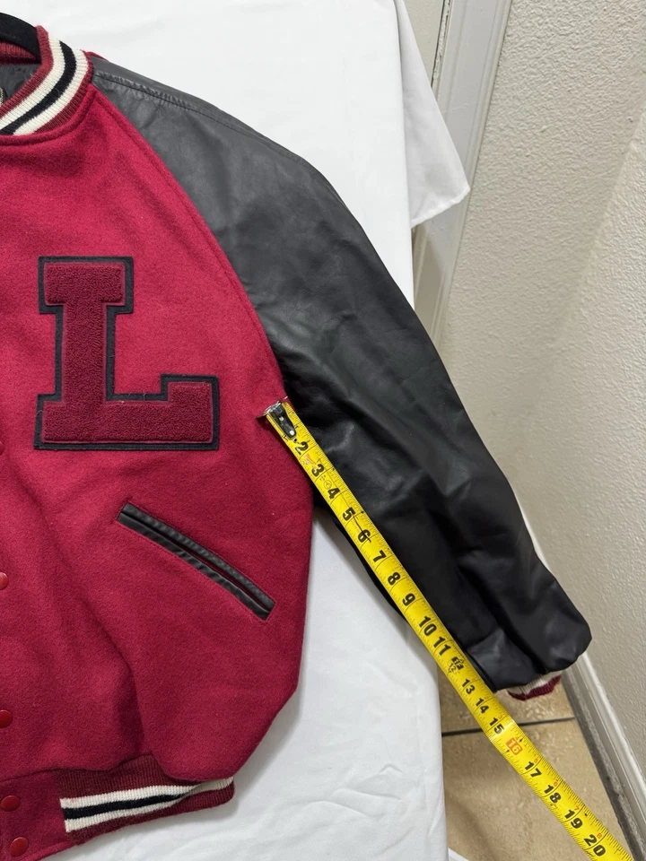 Chaqueta Universitaria Cuerpo de Lana Rojo Mangas de Cuero Negro Foto 4 de 4