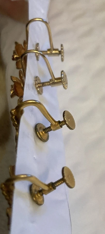 Pendientes Black Hills Oro 10K Tornillo Trasero Hoja y Uva Diseño Tricolor y Rosa Foto 2 de 4