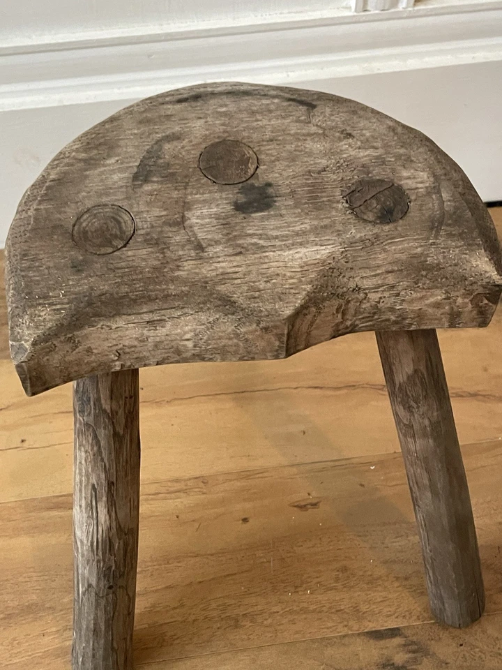 Taburete francés vintage hecho a mano de 3 patas con asiento en forma de media luna casa de campo Foto 2 de 4