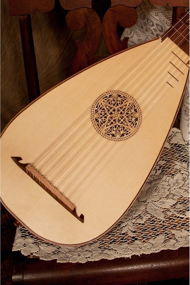 ROOSEBECK 8-COURSE TRAVEL LUTE w/ PADDED GIG BAG - Image 3 of 4