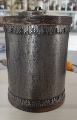 Eine schöne zylindrische Schachtel aus Holz und Metall. Vintage