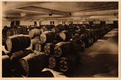 Old postcard AK Champagne Louis Roederer Ceilier des Vins nouvelles during the (743180)