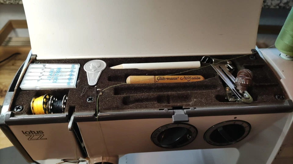 Nähmaschine Elna Lotus ZZ mit Zubehör   - Bild 3 von 4