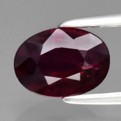 0,95 kt 7 x 5 mm ovaler lila roter Rubin Mosambik Edelstein