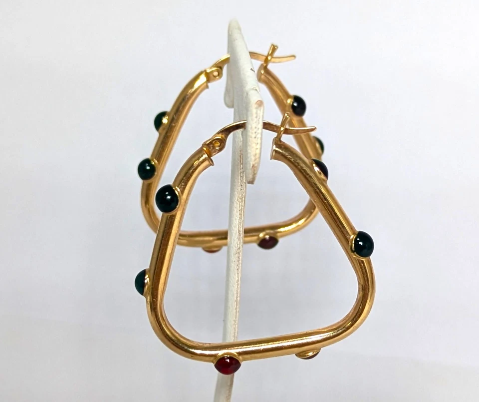 Pendientes de lazo de oro de 14K, 1-1/4"" por 1-1/4"", zafiros simulados, rubíes y esmeraldas Foto 4 de 4