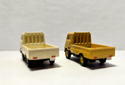 Tomytec 1/150 N Scale LV-72a Toyota ToyoAce Livestock Carrier, 2-car set - Picture 5 of 6
