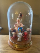Muñeca Artista Final de Annalee Thorndike Un Mundo de Amor Base Cúpula Ratones Elfos Niños