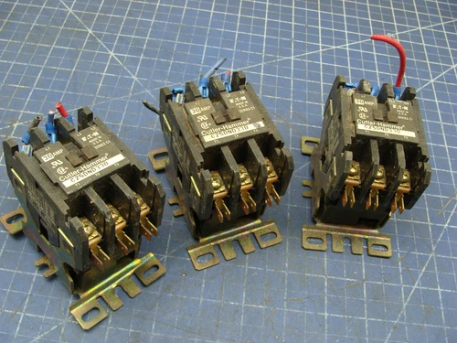 LOT OF 3 CUTLER HAMMER 30A CONTACTORS C25DND330 COIL 104-120V 9-2741-1