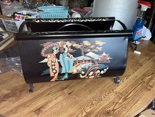 Vintage ręcznie malowany azjatycki inspirowany metalowy stojak na magazynki / stojak