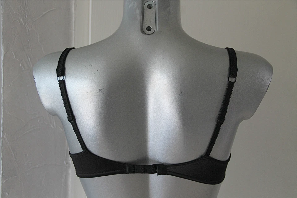 Lujoso sujetador con aros de encaje satinado negro AUBADE 85B Val 105 € Foto 2 de 2