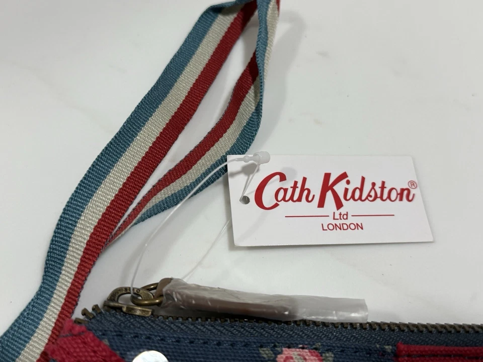 Nuevo con etiquetas Bolso sin asas Cath Kidston Union Jack Floral con correa Azul Marino Rojo Rosa Botones Foto 4 de 4