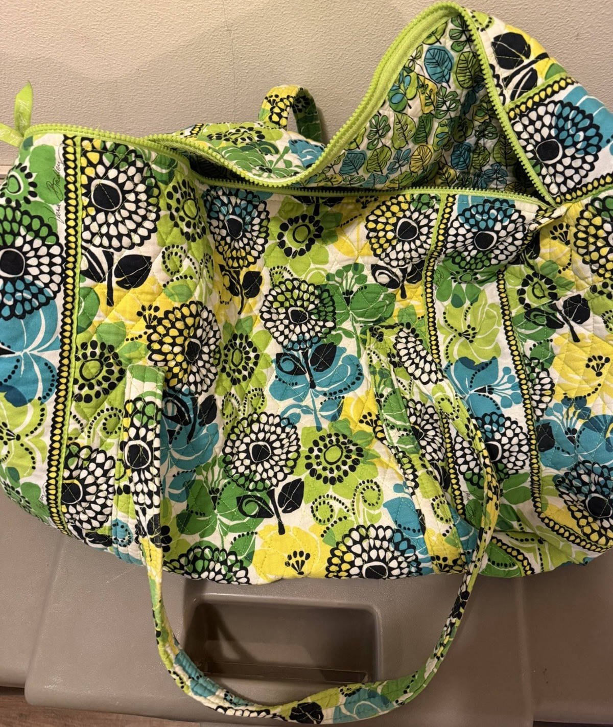 Vera Bradley Large Floral weekend bag Zip Top Pockets Lined Detachable Strap