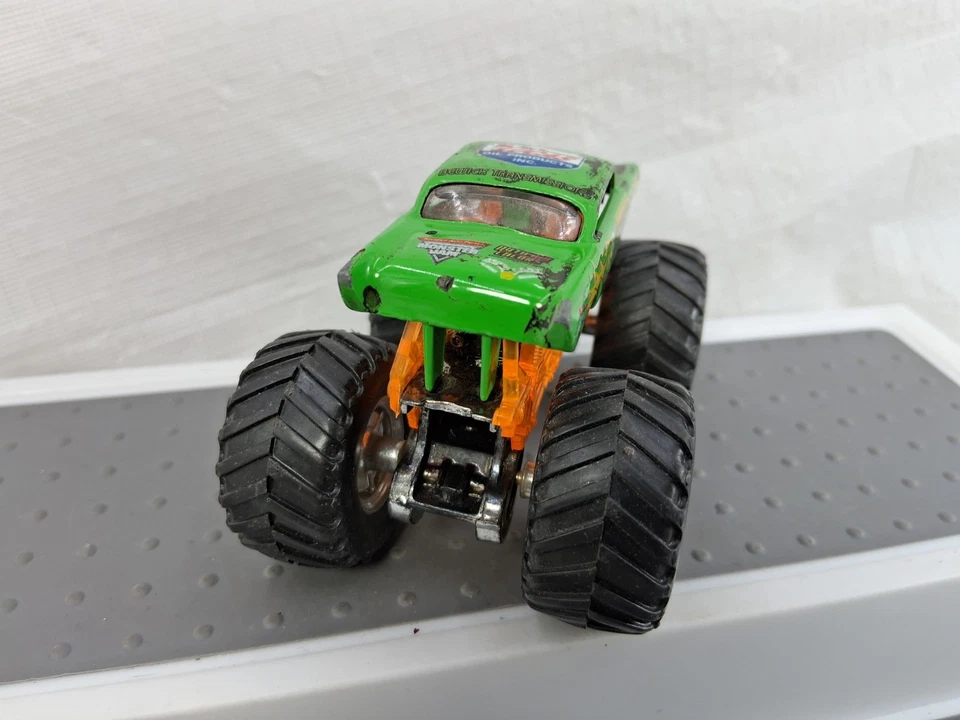 Hot Wheels Monster Jam Max-D Avengers Chevy Lote De 2 Die Cast - Imagem 4 de 4