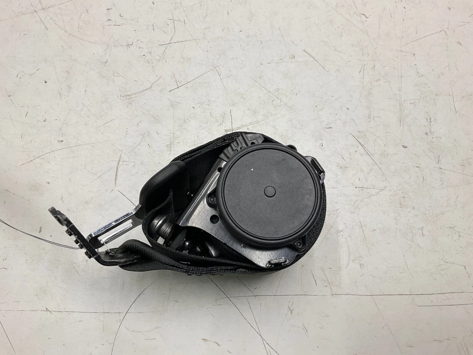 Volkswagen Golf 2015 lado del pasajero trasero segunda fila cinturón de seguridad retractor OEM Foto 2 de 4