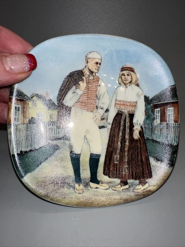 ARABIA FINLAND FINNISH NATIONAL COSTUMES SMALL WALL PLATE 4.75" X 4.75"