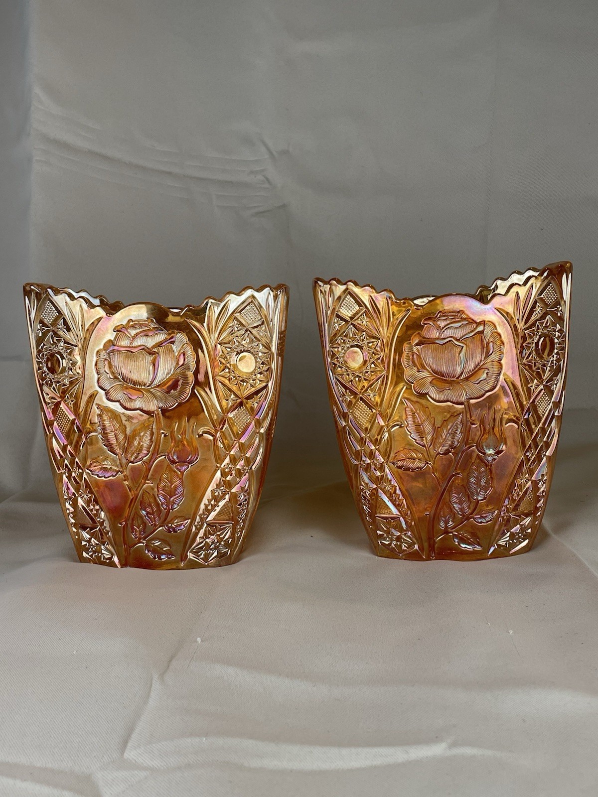 Magnifique paire de vases de roses de jardin en verre de carnaval de Brockwitz