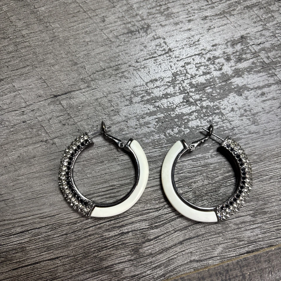 Brincos de argola Givenchy brancos com strass #128 - Imagem 2 de 4