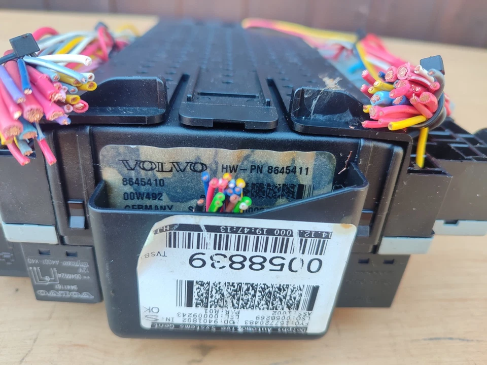 Scatola fusibili posteriore cablaggio REM VOLVO V70 II 8645729 8645410 8645411 - Immagine 3 di 3