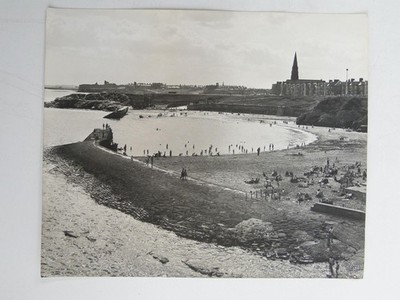 Cullercoats Bay Strand Stein Pier St Georges Kirche Turm Meer ca. 1950er Foto