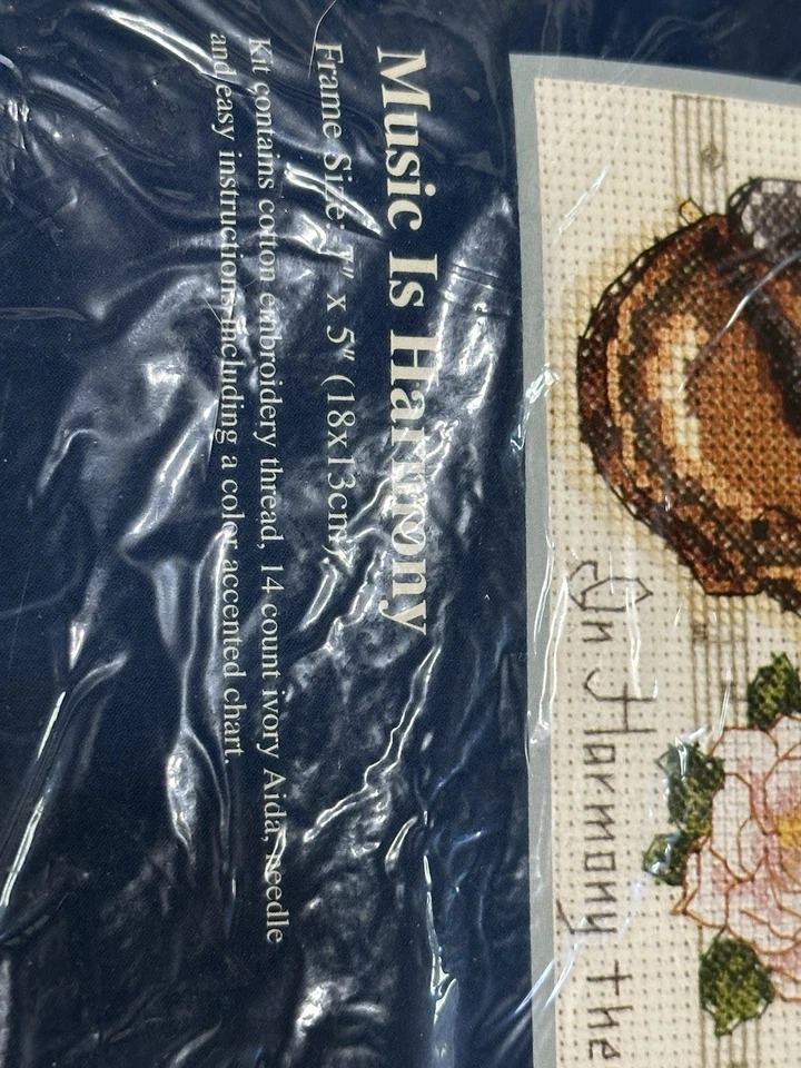 Music is Harmony violín mini kit punto de cruz contado - Dimensiones Jiffy - 7"x5" Foto 3 de 4