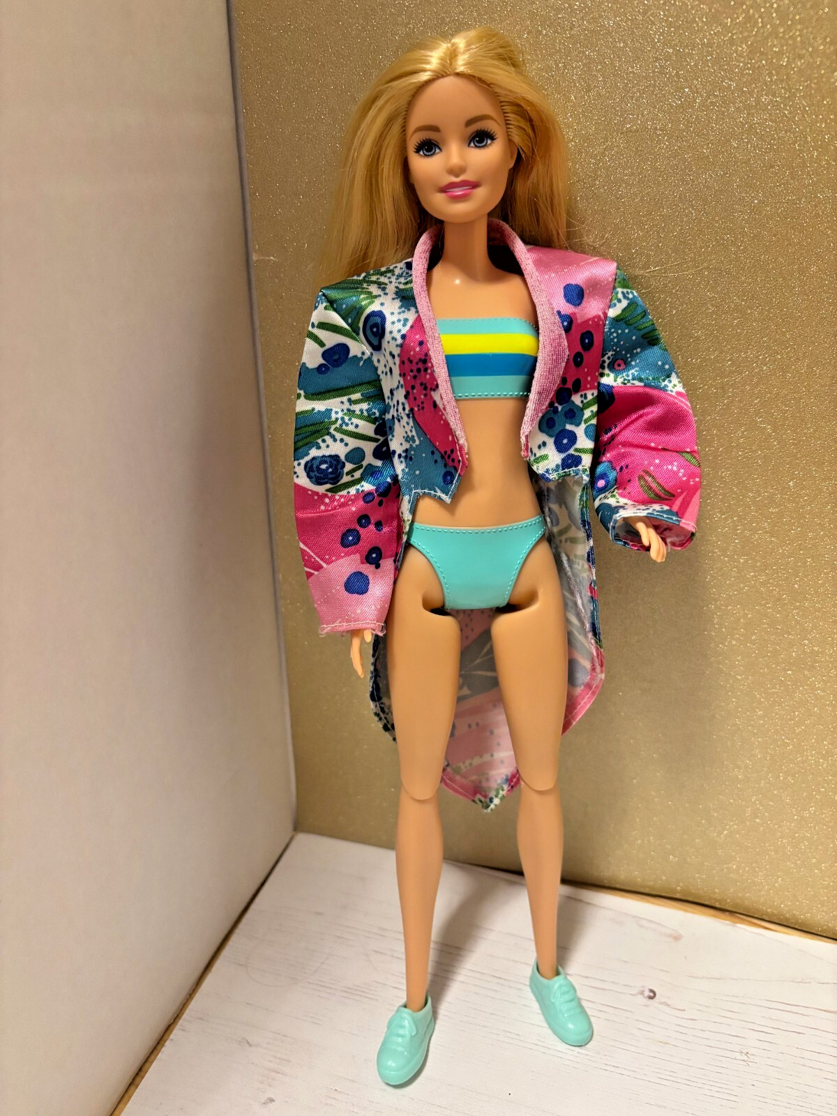 Muñeca Barbie (Premada) Disfraz de Natación con Encubrimiento, Zapatos y Certificado de Adopción