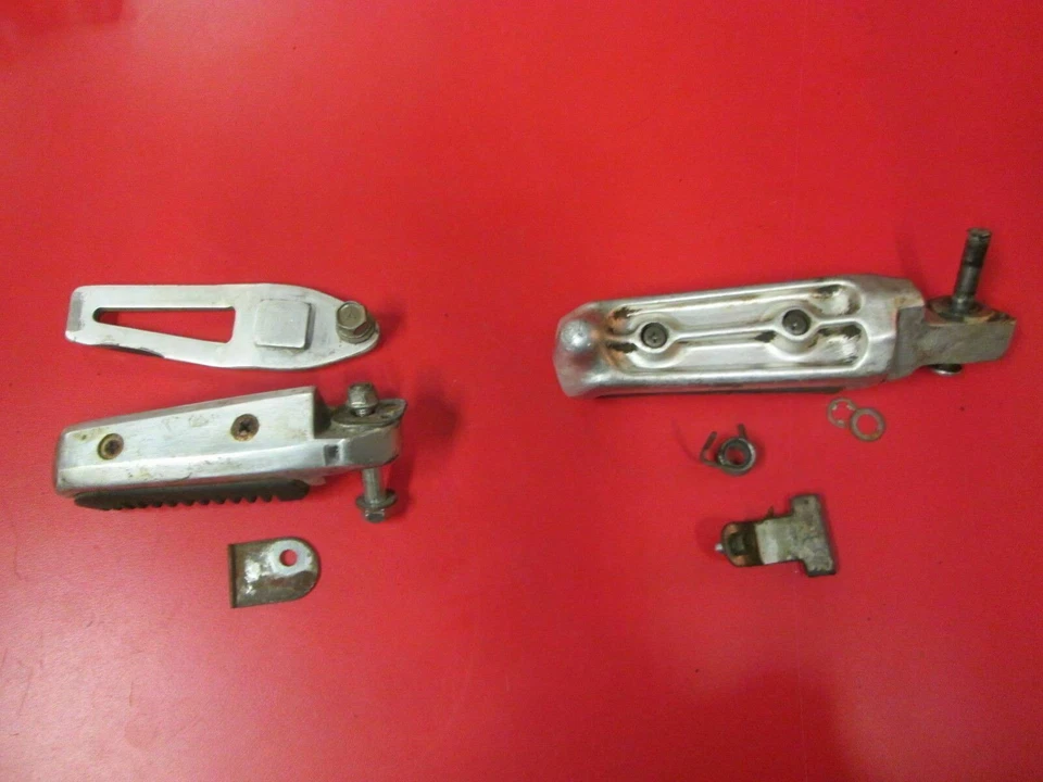 83-86 Suzuki GS550E estriberas laterales izquierdas y herrajes GS 550E Foto 4 de 4