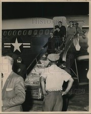1960 Press Photo General Charles De Gaulle of France and wife at Moisant Airport
