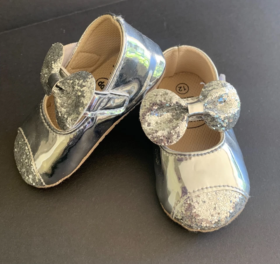 Zapatos charol plata para bebé talla 6 - 12 meses Foto 2 de 2
