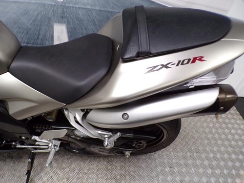 2006 KAWASAKI NINJA ZX-10R WITH ONLY 6110 MILES FROM NEW - Picture 12 of 20