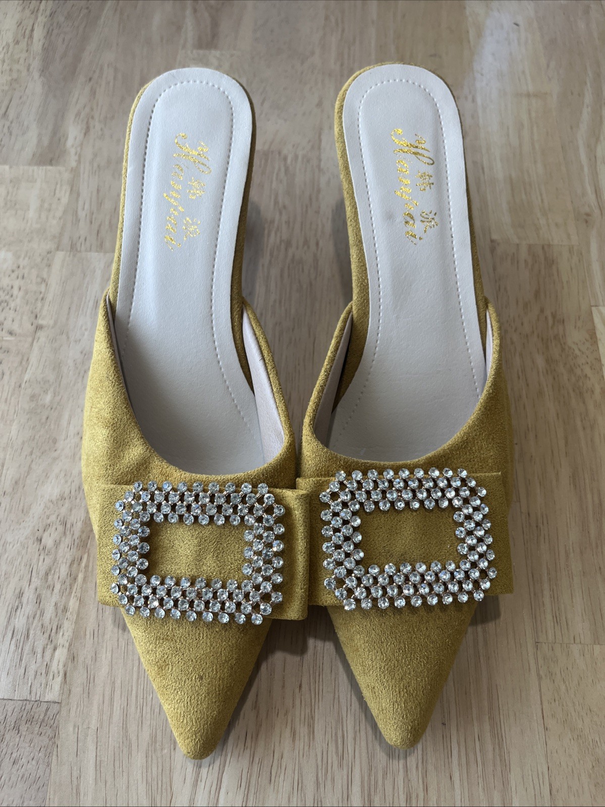 Zapatos para mujer Hanpai talla 7 en color mostaza con detalles dorados