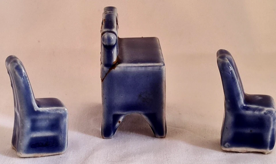 Mini muebles de porcelana para casa de muñecas de colección tocador armario tablero lateral 2 sillas AZUL Foto 3 de 4