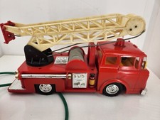 MARX 8319 Battery Operated Fire Engine Firemen Action Works For Parts Or Restore